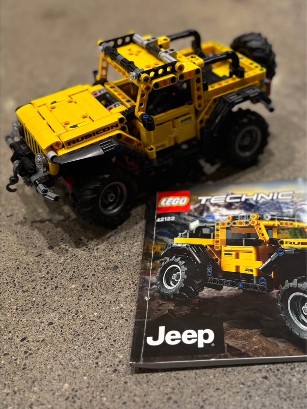 Jeep Technic #42112 Retired. Manual and pieces. Set is built.